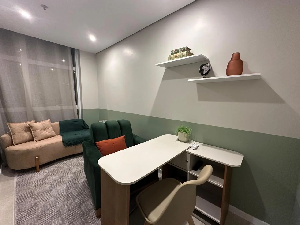 Sala adulto com mesa aberta para avaliações psicológicas